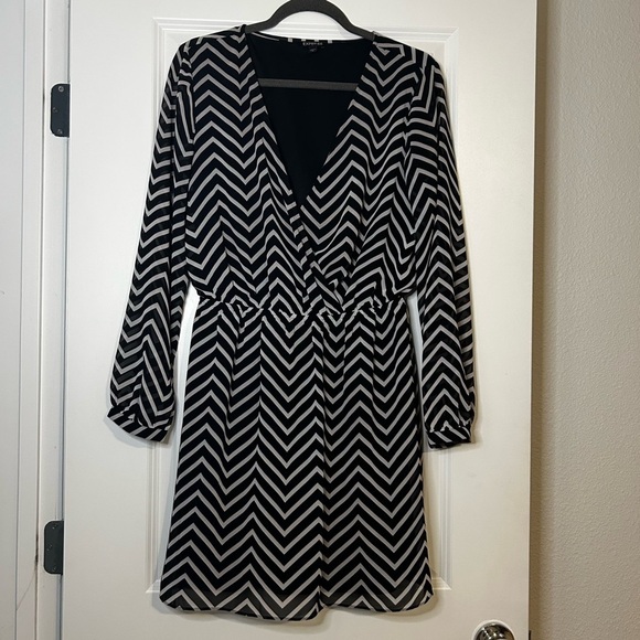 Express Dresses & Skirts - Express Women’s Black and White Chevron Dress Size Medium